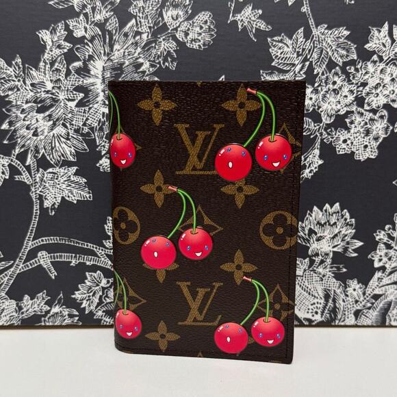 M13424 Louis Vuitton Takashi Murakami Passport Cover 2025 Cherry NEW Box Bag - Picture 2 of 10